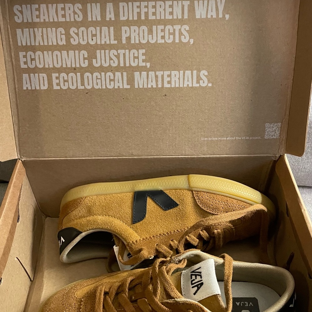 VEJA Women’s/Men's Tan Sneakers